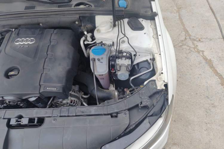 Used Audi A4L 2013 40 TFSI quattro Sport version Engine Bay Left