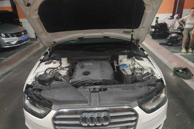 Used Audi A4L 2013 35 TFSI Automatic Standard Model Engine Bay