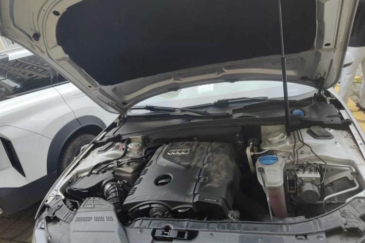 Used Audi A4L 2013 35 TFSI Automatic Standard Model Engine Bay