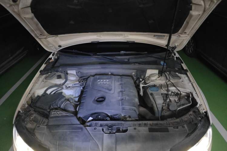 Used Audi A4L 2013 35 TFSI Automatic Standard Model Engine Bay