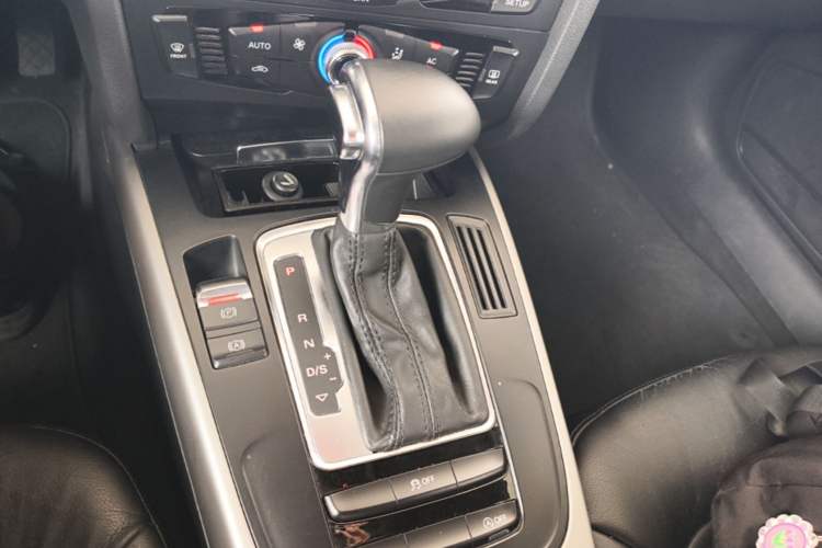 Used Audi A4L 2013 30 TFSI Automatic Comfort Model Gear Lever