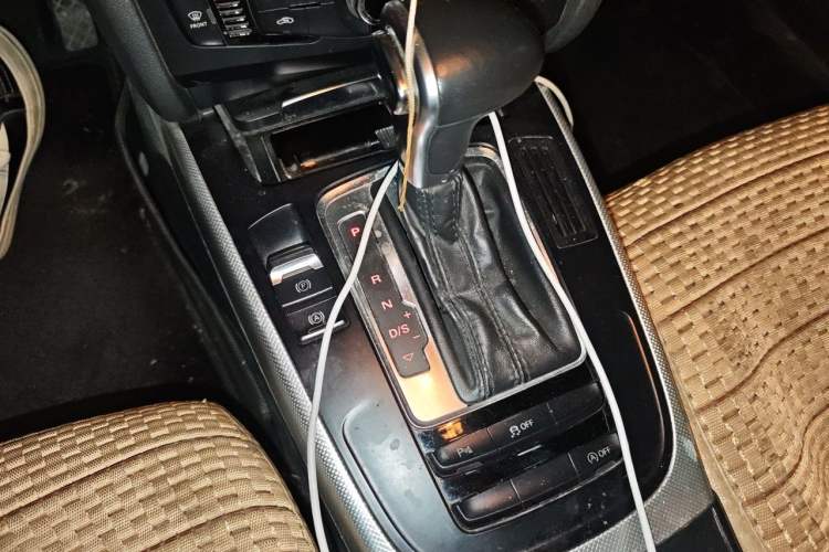 Used Audi A4L 2013 35 TFSI Automatic Standard Model Gear Lever