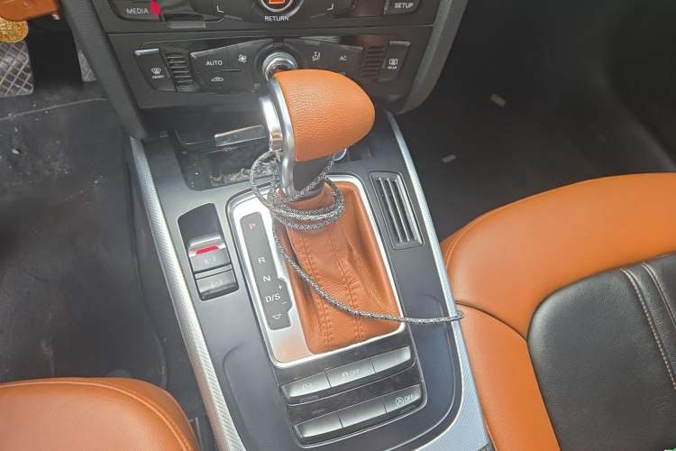 Used Audi A4L 2013 35 TFSI Automatic Standard Model Gear Lever