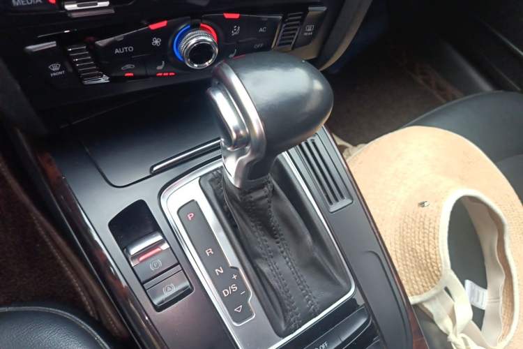 Used Audi A4L 2013 35 TFSI Automatic Comfort Model Gear Lever