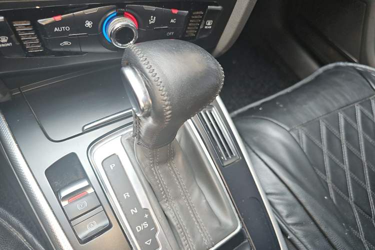 Used Audi A4L 2013 35 TFSI Automatic Standard Model Gear Lever