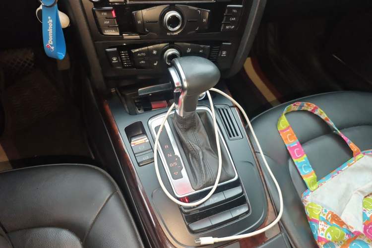 Used Audi A4L 2013 35 TFSI Automatic Comfort Model Gear Lever