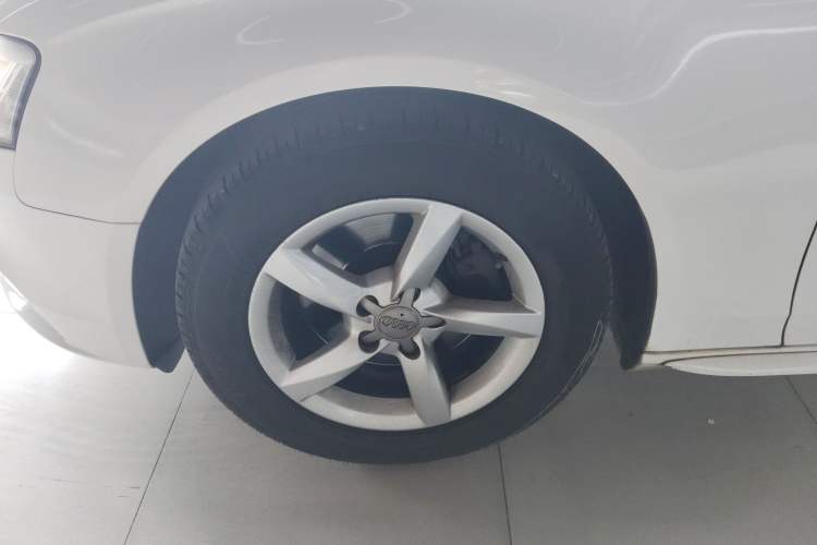 Used Audi A4L 2013 35 TFSI Automatic Standard Model Left Front Wheel Hub