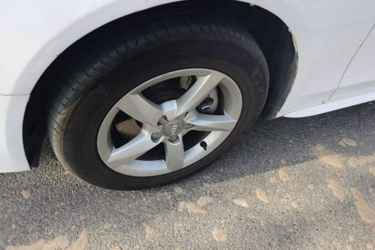 Used Audi A4L 2013 35 TFSI Automatic Comfort Model Left Front Wheel Hub