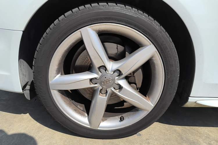Used Audi A4L 2013 35 TFSI Automatic Standard Model Left Front Wheel Hub