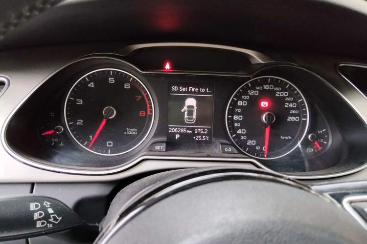 Used Audi A4L 2013 35 TFSI Automatic Standard Model Odometer Close Up