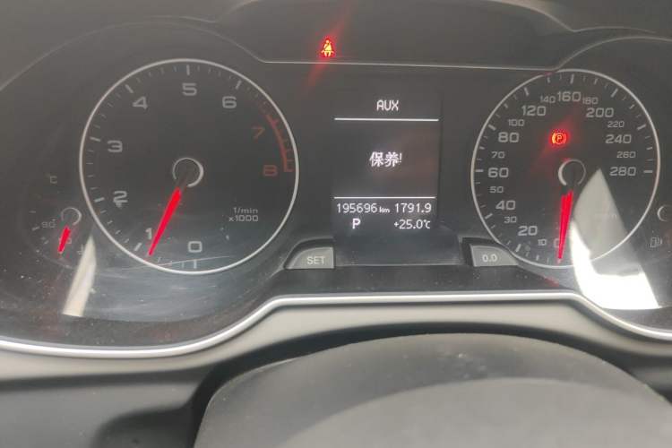 Used Audi A4L 2013 35 TFSI Automatic Standard Model Odometer Close Up