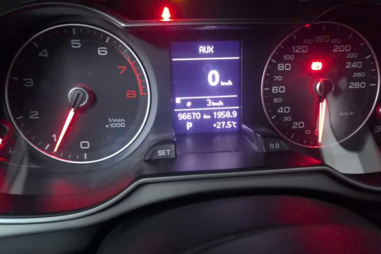Used Audi A4L 2013 35 TFSI Automatic Standard Model Odometer Close Up