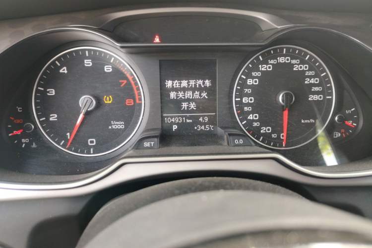 Used Audi A4L 2013 35 TFSI Automatic Comfort Model Odometer Close Up