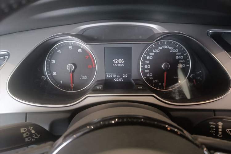 Used Audi A4L 2013 35 TFSI Automatic Comfort Model Odometer Close Up