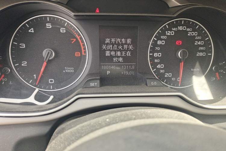 Used Audi A4L 2013 35 TFSI Automatic Standard Model Odometer Close Up