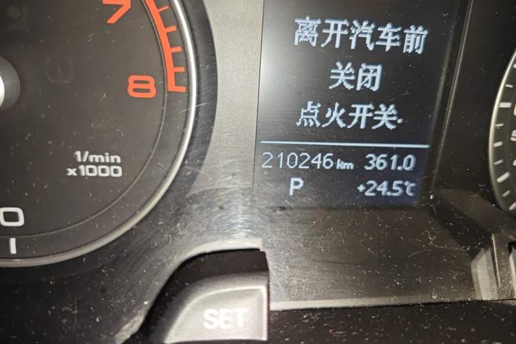 Used Audi A4L 2013 35 TFSI Automatic Standard Model Odometer Close Up