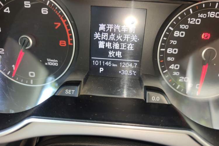 Used Audi A4L 2013 35 TFSI Automatic Standard Model Odometer Close Up