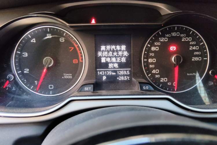 Used Audi A4L 2013 35 TFSI Automatic Standard Model Odometer Close Up