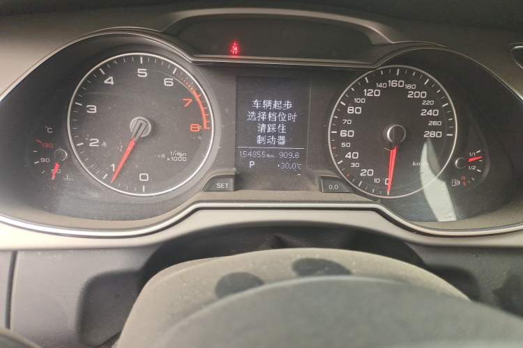 Used Audi A4L 2013 35 TFSI Automatic Standard Model Odometer Close Up