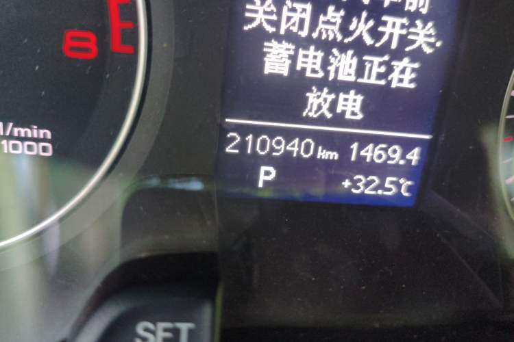 Used Audi A4L 2013 35 TFSI Automatic Standard Model Odometer Close Up