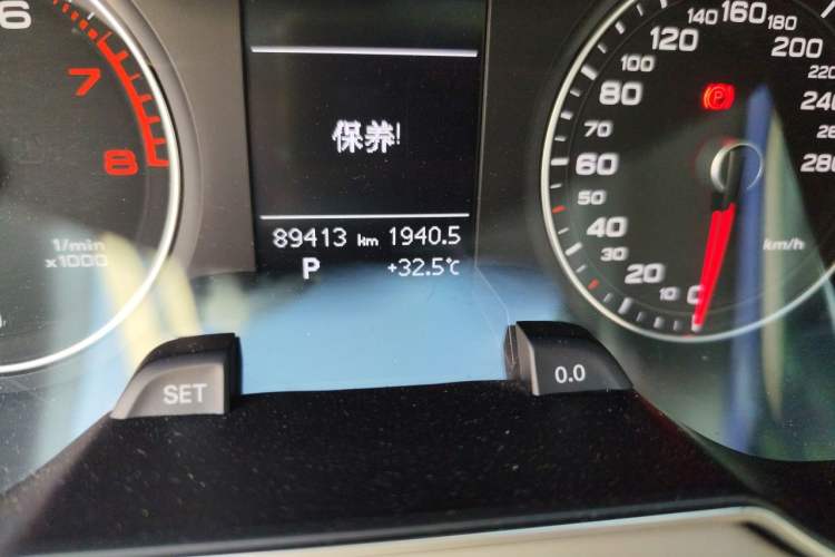 Used Audi A4L 2013 35 TFSI Automatic Comfort Model Odometer Close Up