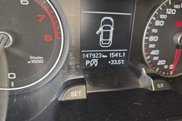 Used Audi A4L 2013 35 TFSI Automatic Standard Model Odometer Close Up