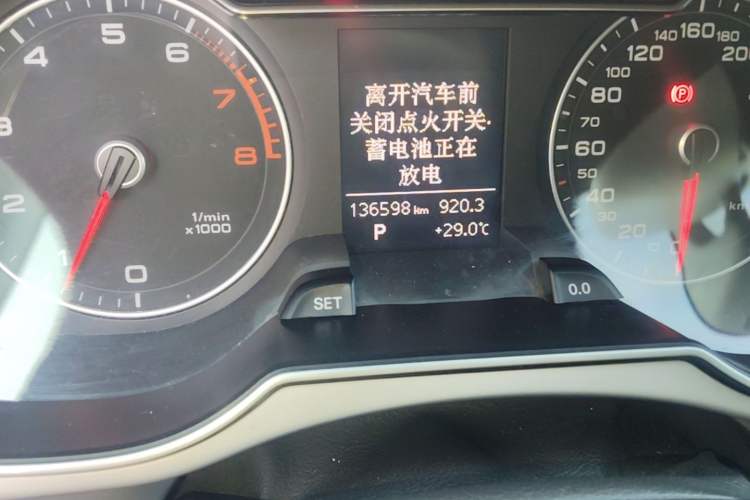 Used Audi A4L 2013 35 TFSI Automatic Comfort Model Odometer Close Up