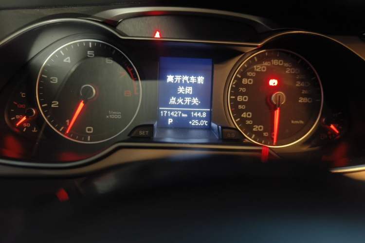 Used Audi A4L 2013 35 TFSI Automatic Comfort Model Odometer Close Up