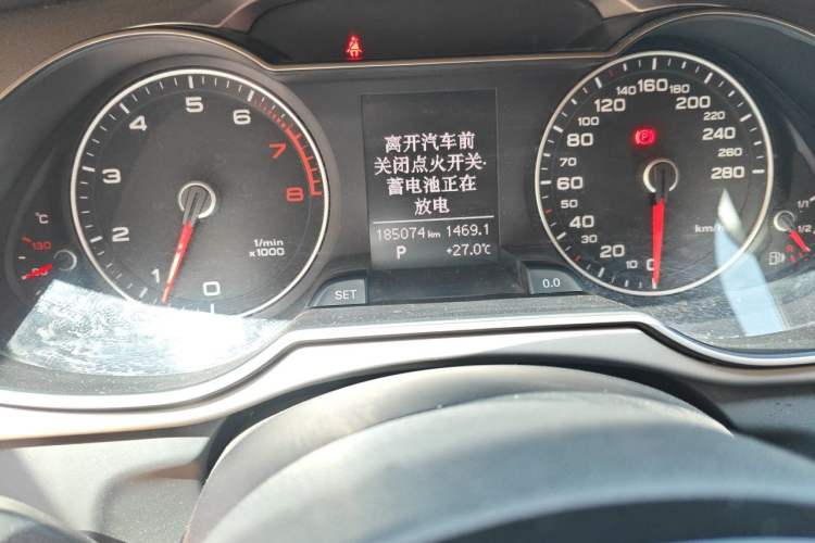 Used Audi A4L 2013 35 TFSI Automatic Standard Model Odometer Close Up