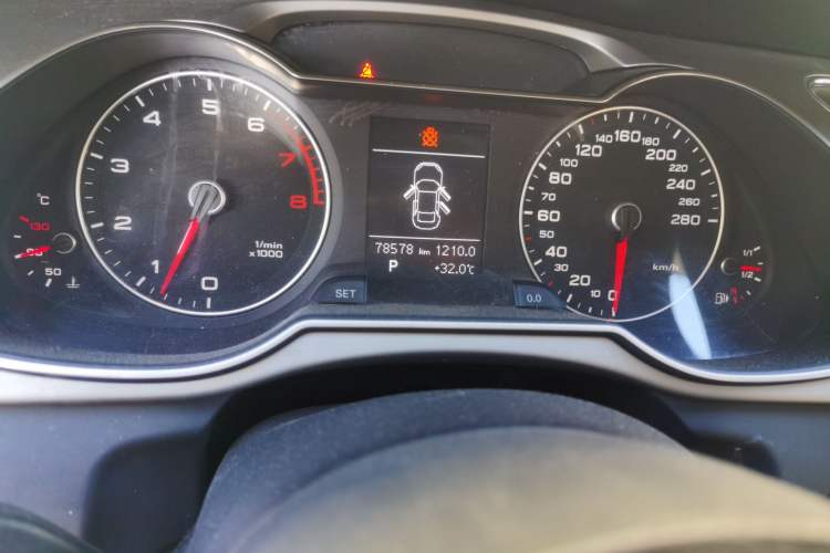 Used Audi A4L 2013 35 TFSI Automatic Comfort Model Odometer Close Up
