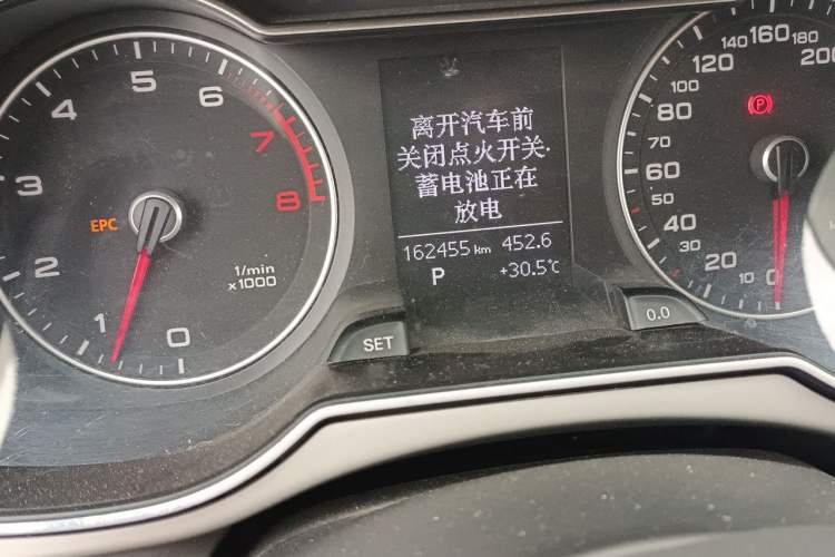 Used Audi A4L 2013 35 TFSI Automatic Standard Model Odometer Close Up