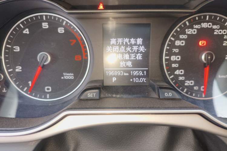 Used Audi A4L 2013 35 TFSI Automatic Comfort Model Odometer Close Up