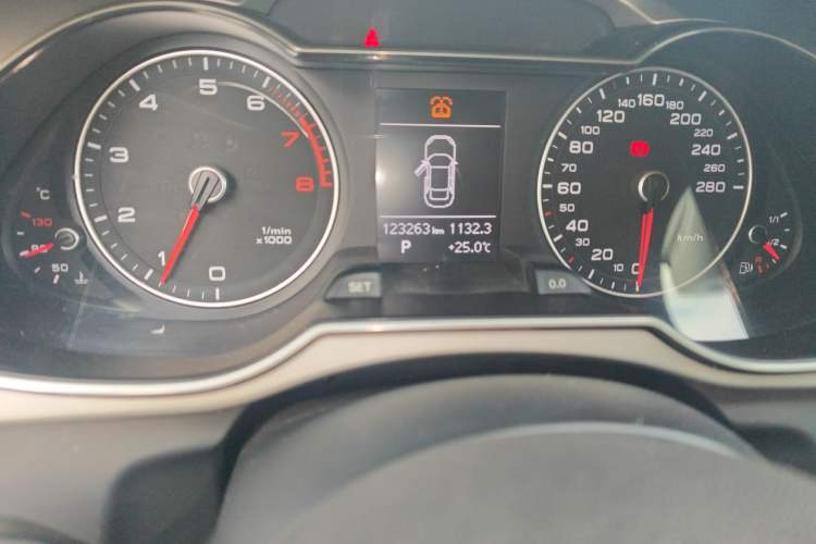 Used Audi A4L 2013 35 TFSI Automatic Standard Model Odometer Close Up