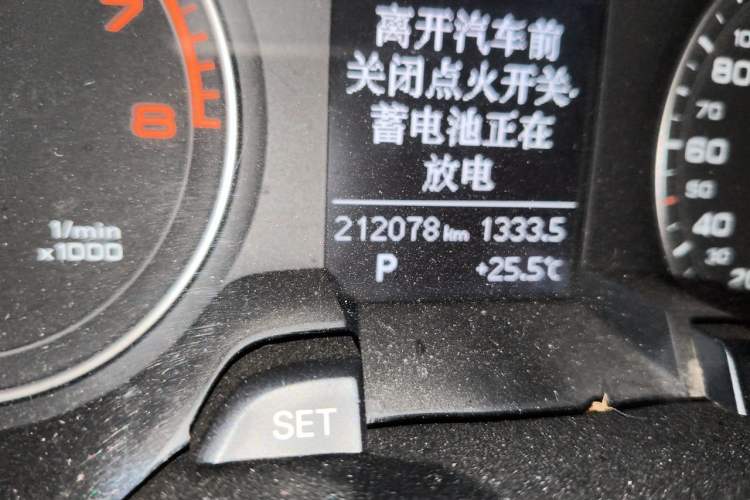 Used Audi A4L 2013 35 TFSI Automatic Standard Model Odometer Close Up