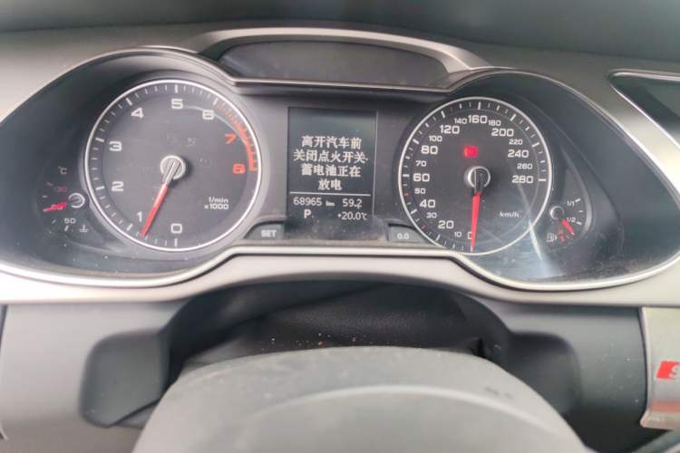 Used Audi A4L 2013 35 TFSI Automatic Standard Model Odometer Close Up
