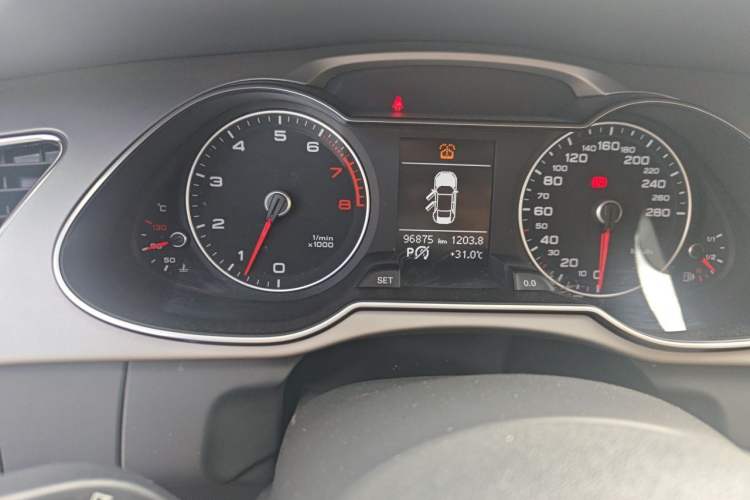 Used Audi A4L 2013 35 TFSI Automatic Standard Model Odometer Close Up