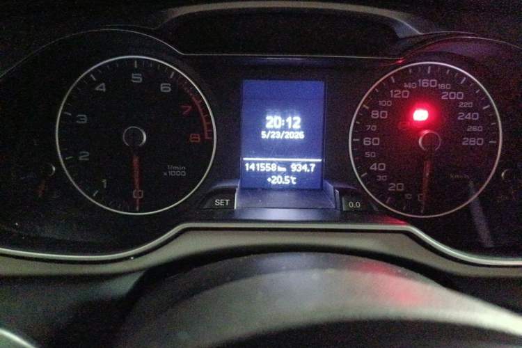 Used Audi A4L 2013 35 TFSI Automatic Standard Model Odometer Close Up