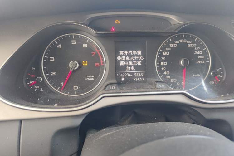 Used Audi A4L 2013 35 TFSI Automatic Standard Model Odometer Close Up