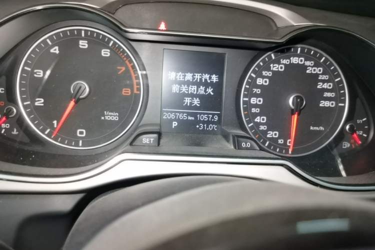 Used Audi A4L 2013 35 TFSI Automatic Comfort Model Odometer Close Up