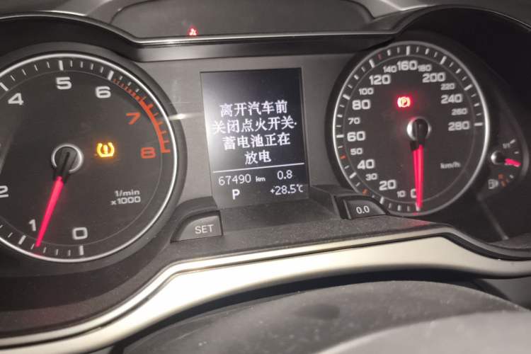 Used Audi A4L 2013 35 TFSI Automatic Standard Model Odometer Close Up