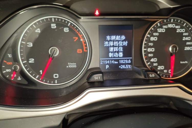 Used Audi A4L 2013 35 TFSI Automatic Comfort Model Odometer Close Up