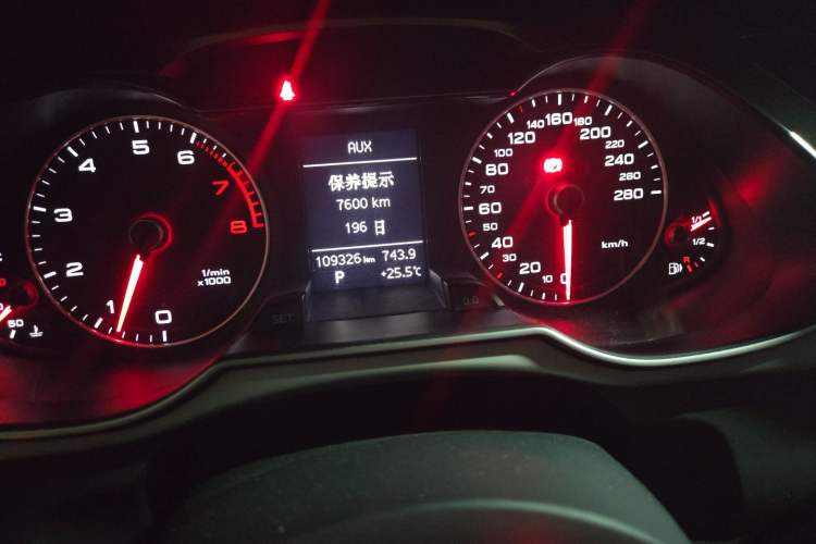 Used Audi A4L 2013 35 TFSI Automatic Comfort Model Odometer Close Up