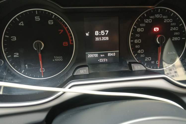 Used Audi A4L 2013 35 TFSI Automatic Technology Edition Odometer Close Up