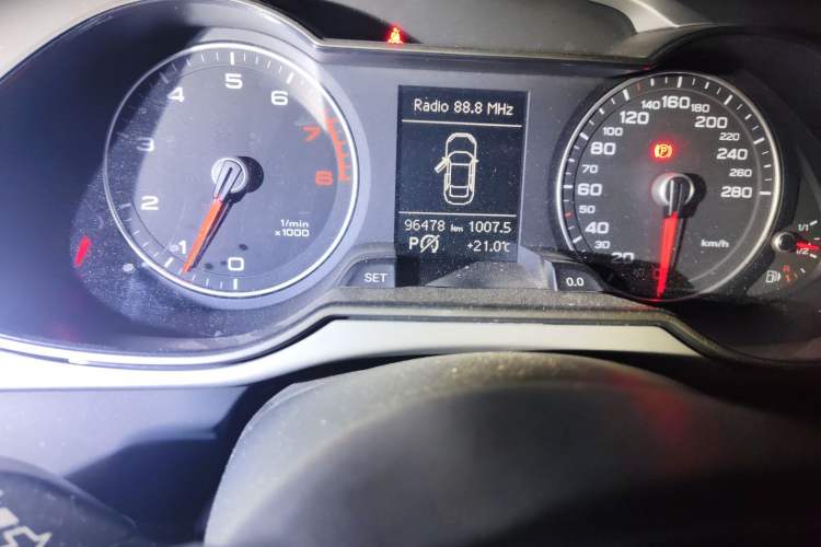 Used Audi A4L 2013 35 TFSI Automatic Standard Model Odometer Close Up
