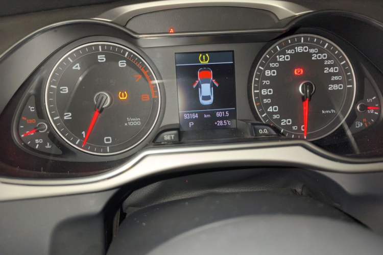 Used Audi A4L 2013 35 TFSI Automatic Luxury Model Odometer Close Up