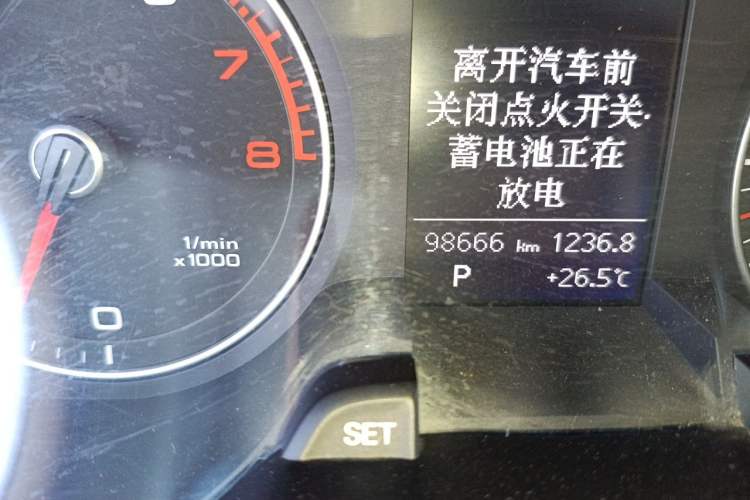 Used Audi A4L 2013 35 TFSI Automatic Standard Model Odometer Close Up