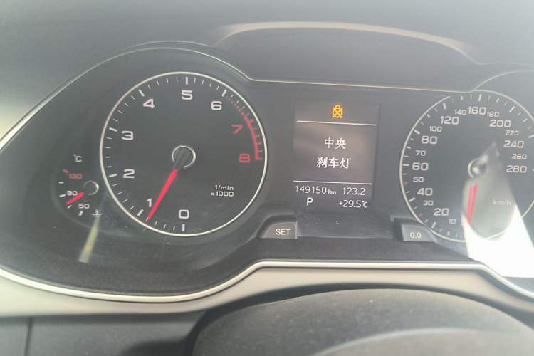 Used Audi A4L 2013 35 TFSI Automatic Standard Model Odometer Close Up