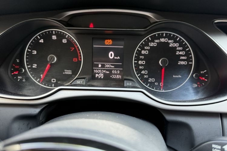 Used Audi A4L 2013 35 TFSI Automatic Comfort Model Odometer Close Up