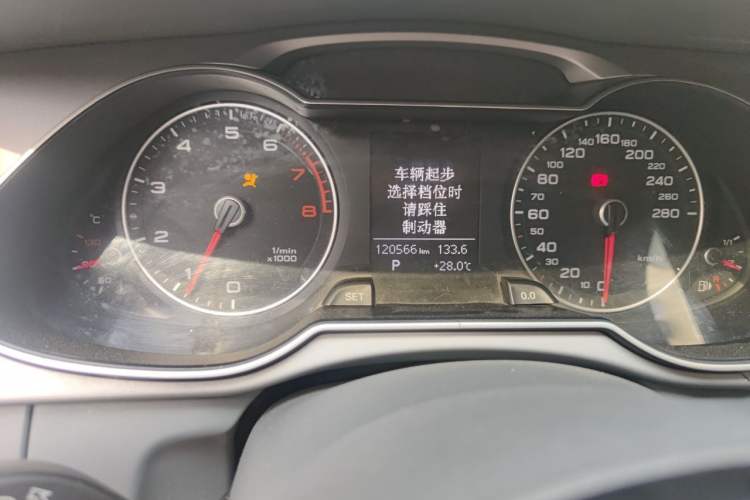 Used Audi A4L 2013 35 TFSI Automatic Standard Model Odometer Close Up