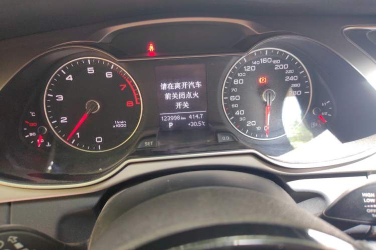 Used Audi A4L 2013 35 TFSI Automatic Comfort Model Odometer Close Up